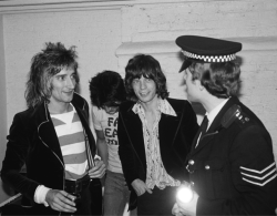 therealmickrock:  Rod Stewart, Ronnie Wood, Mick Jagger and police, 1975 