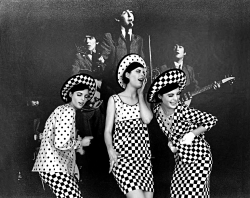 Onlyoldphotography:  Jerry Schatzberg: The Dees Triplets, New York, 1964 
