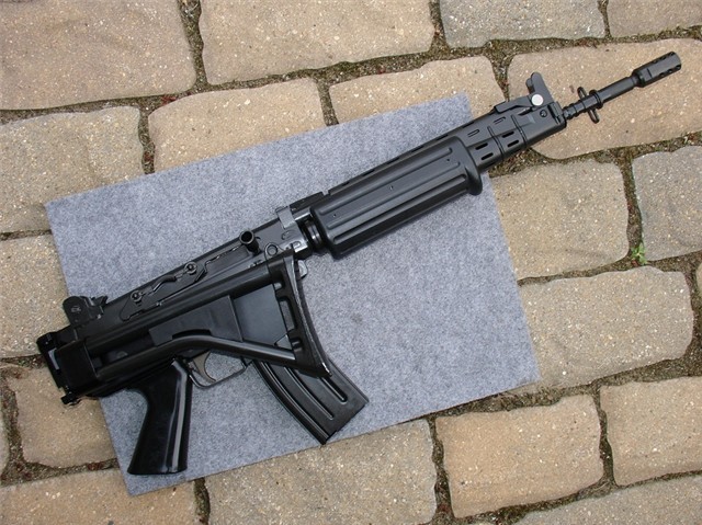 gunrunnerhell:  FN FNC Paratrooper A fairly rare 5.56x45mm rifle, it looks like the