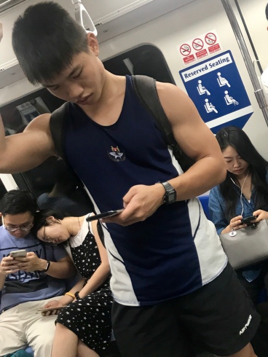 overture69:  nsfsnjcbois: Hot Airforce guy spotted on MRT.  argh