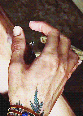 Ellie + Hands Bc Im Gay
