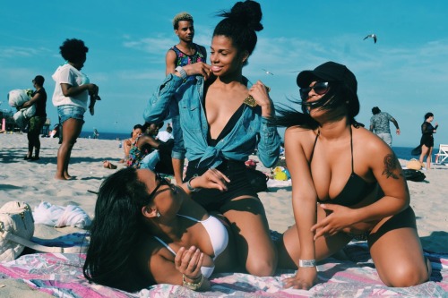 sirmoore:QuickBeachDay.  The Girls, jus wanna have fun!