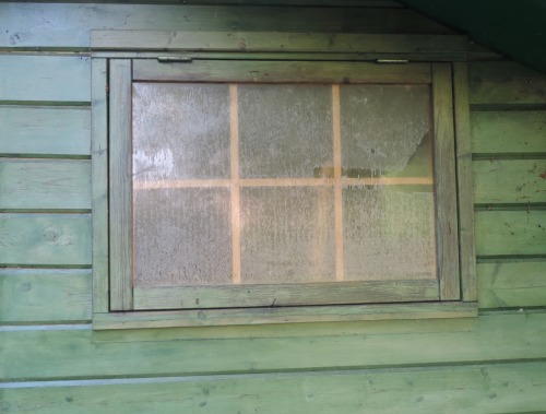 Fenêtre d'un hangar à outils de jardin, Orange, Vaucluse, 2016.