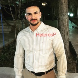 fotosgaysincensura:  heterospendejos:  Alguien pidió verga doblada para llevar?👅👅👅😈  Padre hetero mamado bien caliente  Duele con tan Solo verla   REBLOGUEA para más  REBLOGUEA