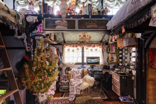 downwithdignity:steampunktendencies:Inside The Tiny House Chloe Barcelou and Brandon Batchelder deco