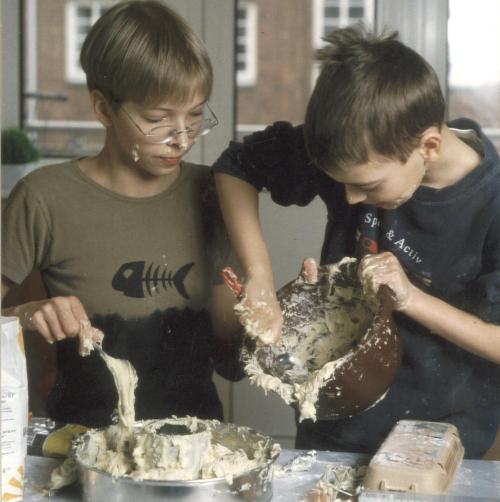 Kuchen backenWenn man mal Kinder einen Kuchen backen lässt&hellip; Diese Bilder, die uns allen unhei