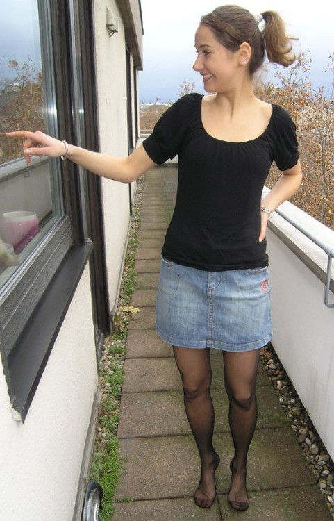 mrnylonde: Hmm pantyhose outside no shoes