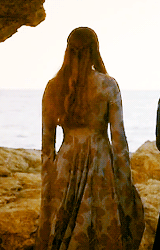  Sansa often clasps her hands together when she’s anxious, in a defensive gesture