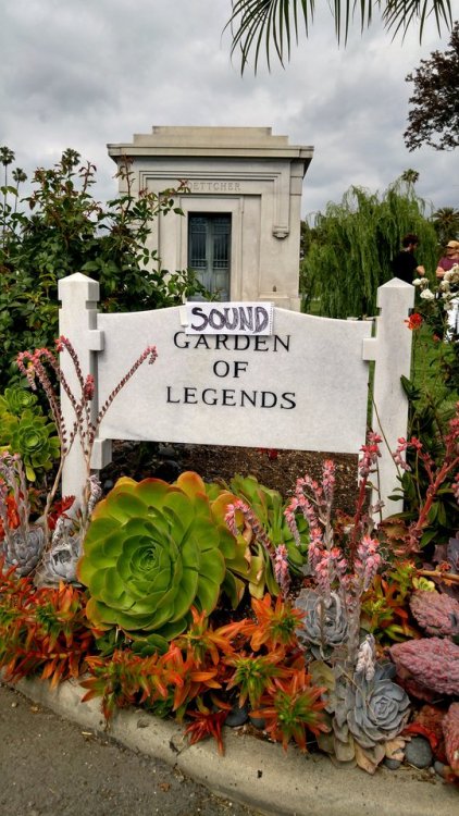 gravesthataregoofy:Chris Cornell burial site.