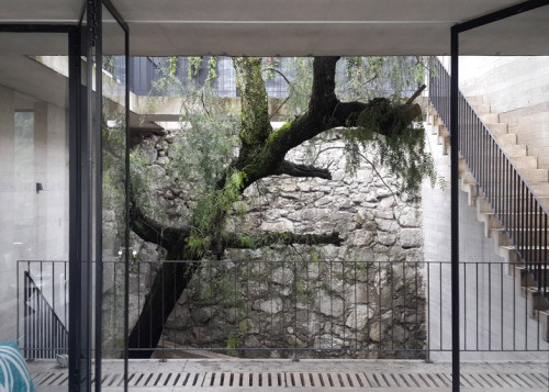 dezeen: Staircases descend around a courtyard hidden inside this four-storey concrete house »