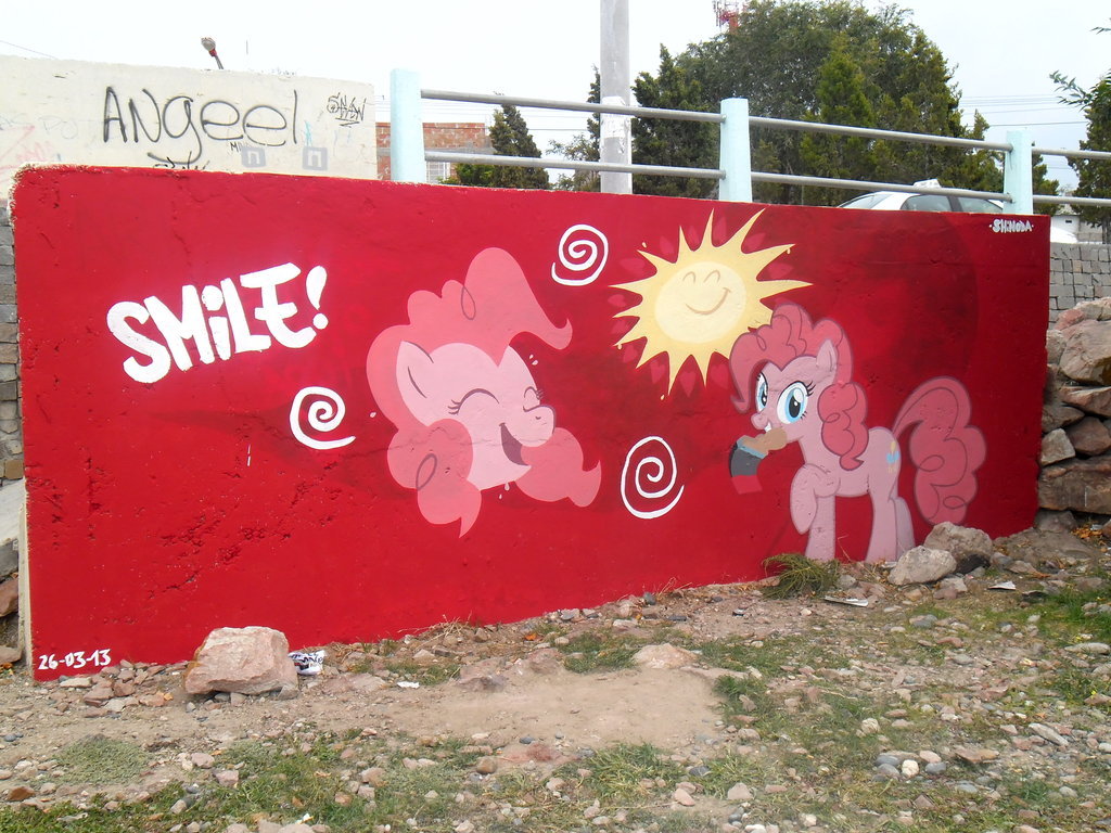 ecmajor:freaky-pixie:  My Little Pony Grafitti by by *ShinodaGE  Oh man, Shinoda’s
