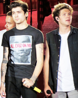bumblingniall-deactivated202001:  Zayn and Niall onstage in Foxborough - 07/08 