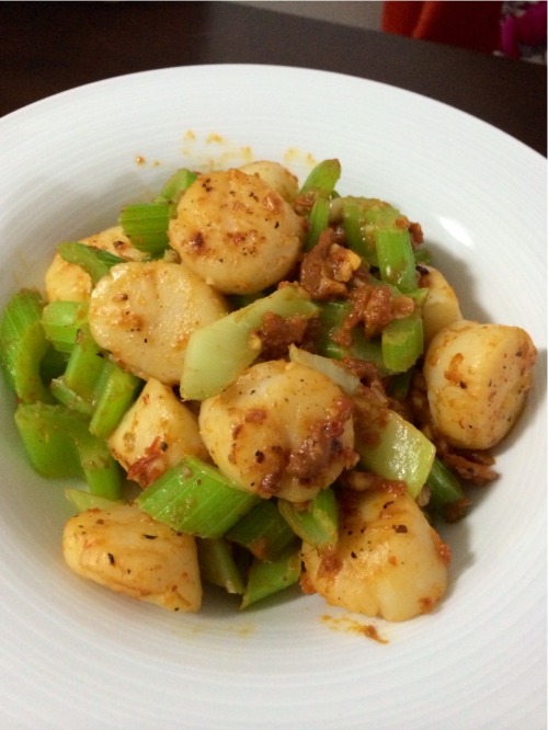 Homecook Stirfry scallops and celery in sambal chili.