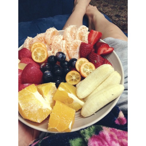 styleyourbody:  cleanbodyfreshstart:  Lazy dinner {two mandarins, four cumquats, one orange, four monkey bananas, strawberries, pink lady apple and black grapes}  fitness&health blog! 