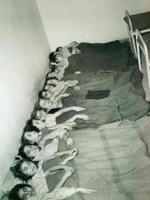 alyibnawi:   أطفال فلسطينيون في أحد مخيمات اللاجئين عام 1948الصورة مأخوذة من كتاب “الفلسطينيون” للمؤرخ الفلسطيني الياس صنبرPalestinian children in a refugee camp
