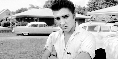 vinceveretts:  Elvis photographed by Phil Harrington at his Audubon Drive home