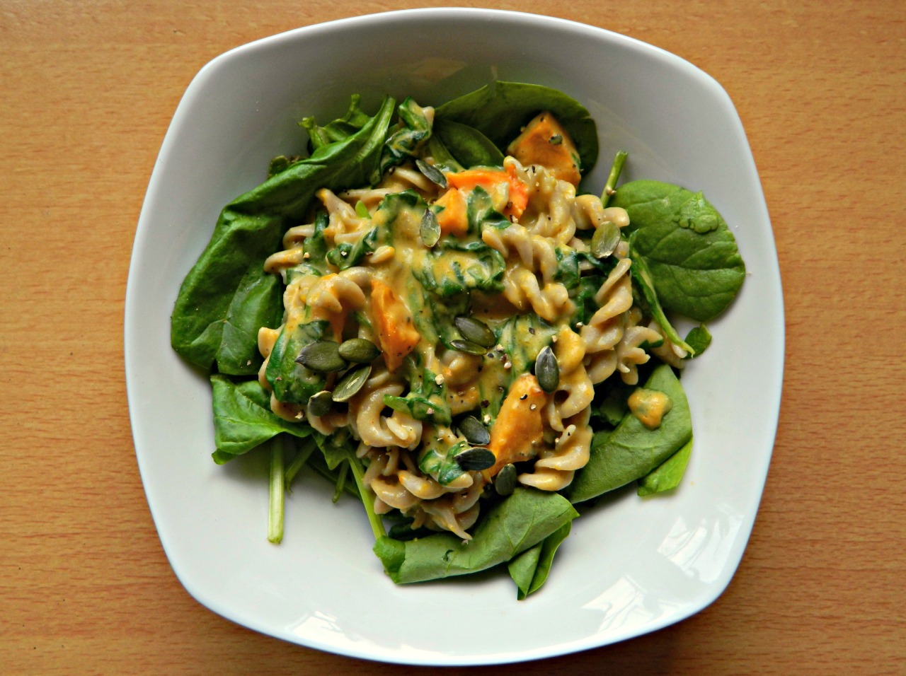 Vegan butternut squash “mac n cheeze” made with buckwheat spirals, extra squash, spinach, pumpkin seeds and freshly cracked black pepper.
Oh em gee was this good. I’ve had the mac n cheeze recipe saved for ages and time after time it’s been raved...