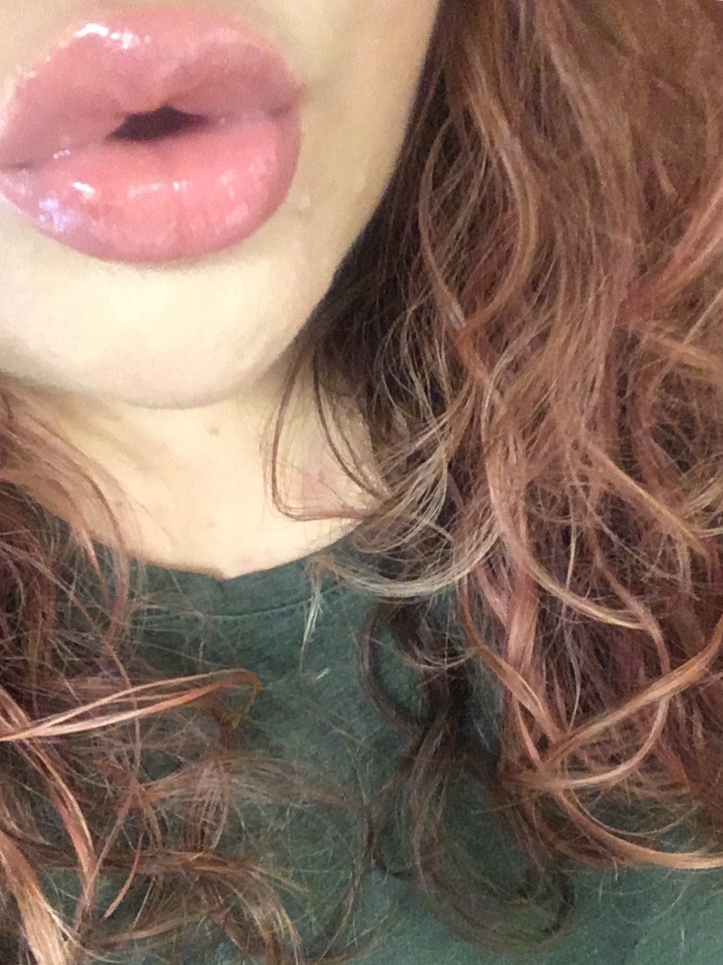 pink-doll-lips:  Slightly dif lighting for more accurate hair color that someone complimented and touched lol. But I’m gonna pink it up more soon hopefully. 