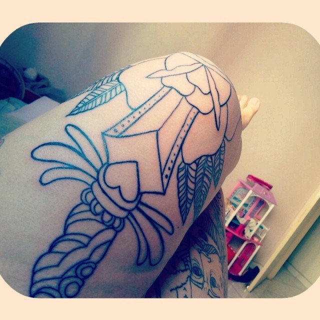 :3 #boatarde #kneetattoo  #traditionaltattoo #daggertattoo #tattoedlegs
