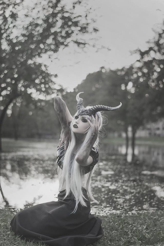 gothicandamazing:    Model: Obsidian KerttuHorns: Hysteria MachineTop: Phazeclothing.comLenses: