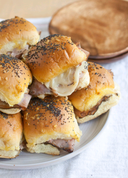 verticalfood:  Baked Ham and Cheese Sliders (by Smells Like Home) 