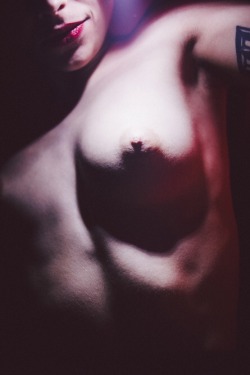 iampaperskin:Run my nails down her back to hear the sound her skin makes.  voll schön