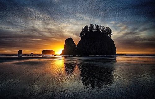 visitportangeles:  An absolutely stunning sunset at #LaPush, captured by @highanglejeff ✨  La Push is on the ancestral land of the @quileutetribe 🧡  #OlympicNationalPark #VisitPortAngeles https://instagr.am/p/CVOuVMtJr2H/