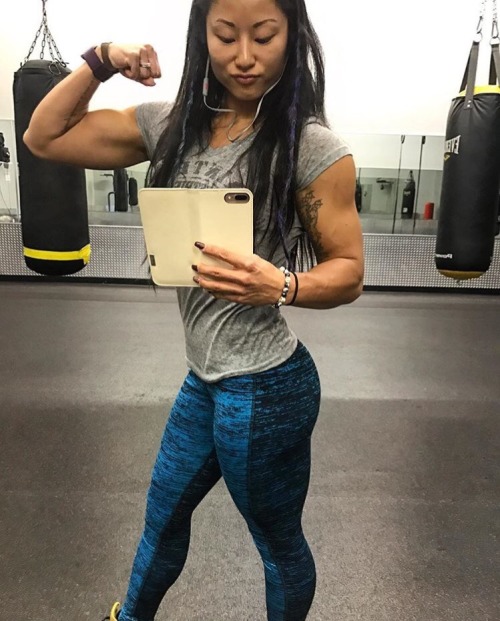 Kayla Dee throwing the bicep flex.