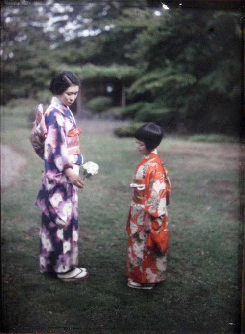 taishou-kun:Roger Dumas for Albert Kahn Two princesses Kitashirakawa 北白川 and Asaka 朝香 - Tokyo - Japa