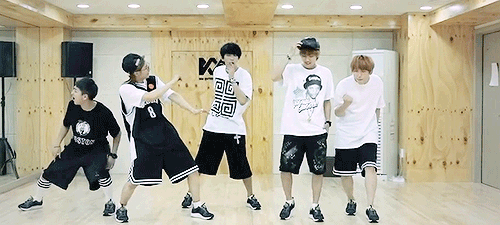 :  이게무슨일이야 (What’s Happening?) dance practice 