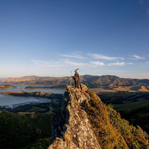 theadventurouslife4us:Photographer Akhil Suhas Travels Across New Zealand With Gandalf Costume Keep 