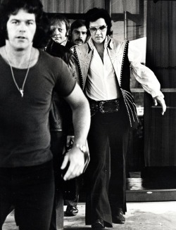totalement70:  Ron Galella - Elvis &amp; Body Guards, Hilton Hotel, Philadelphia,1974.