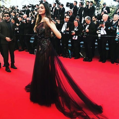 #deepikapadukone in #marchesa #cannes2017 #cannes #cannesfilmfestival #couture #couturedress #coutur