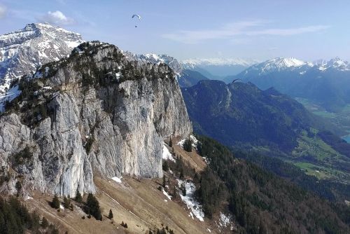 #spring #paragliding #airbornephotographer (à Dents de Lanfon) https://www.instagram.com/p/CcU0FhGDN