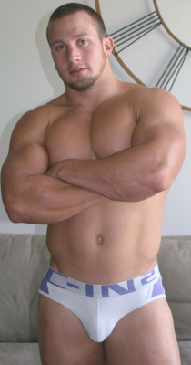 nearlynakedguys:  what a hunk!