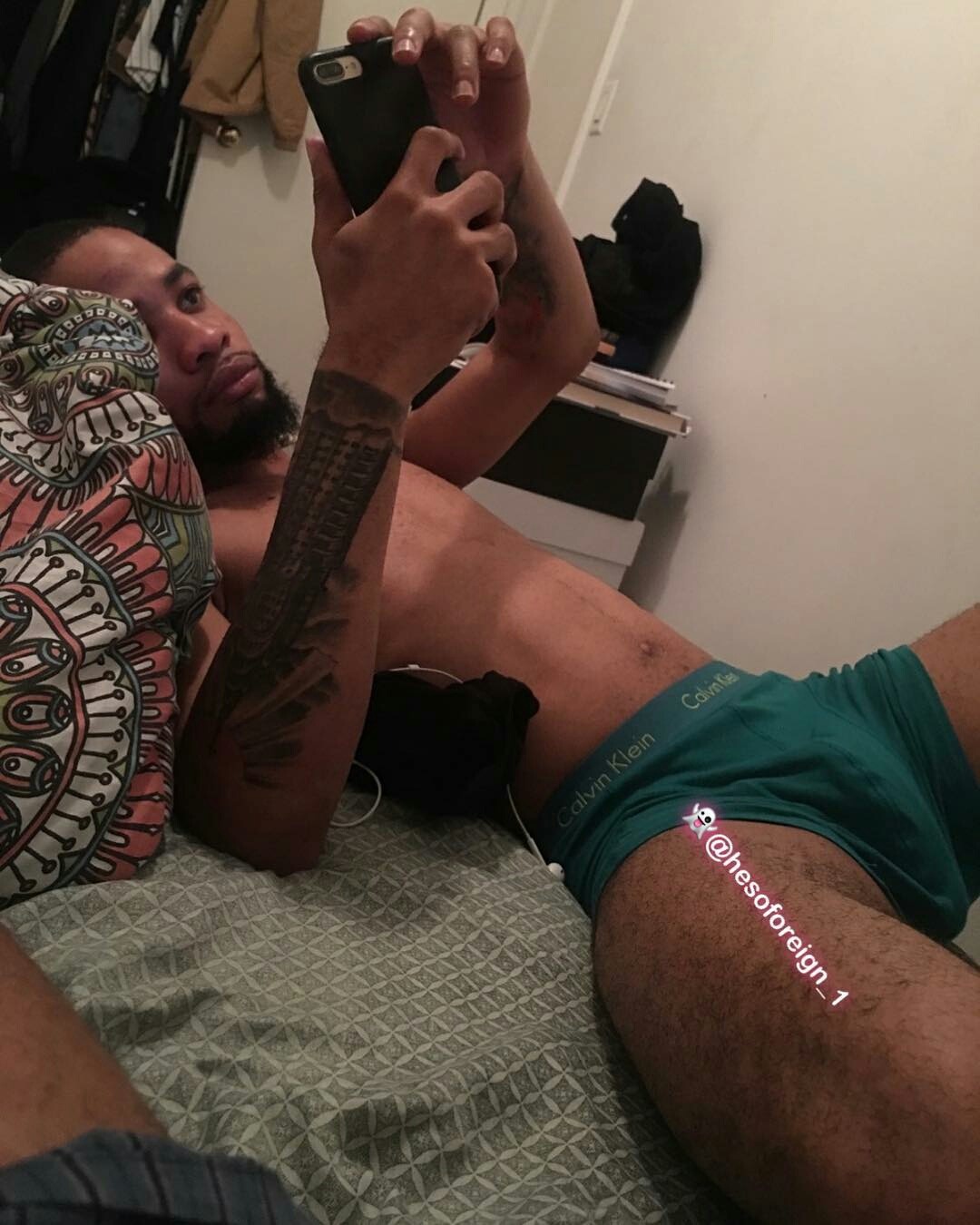 rivercaliboy:  kingshell187:  I’m sleepy right now Can I Can I just lay use yo