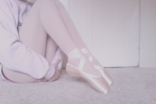 cutie-pie-porn:i feel so cute in my pointe shoes c: