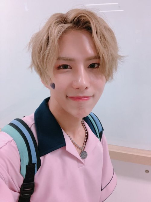 sehyoons:(some of) my fav A.C.E selfies for anon!