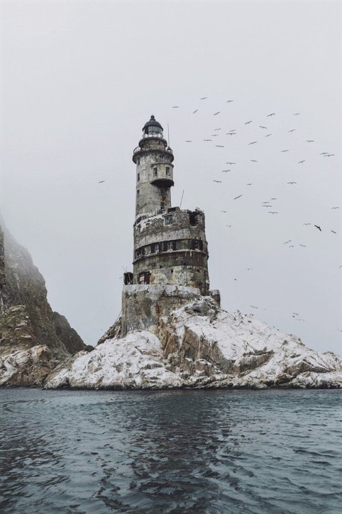 evilbuildingsblog:The abandoned Mys Aniva Lighthouse, Sakhalin Island, Russia. Built in 1939 by Japa