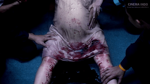 thebellyguide: Death Happen (a.k.a. 6:66 Dtaai Mai Daai Dtaai - 2009): PREGNANCY: A photographer exp