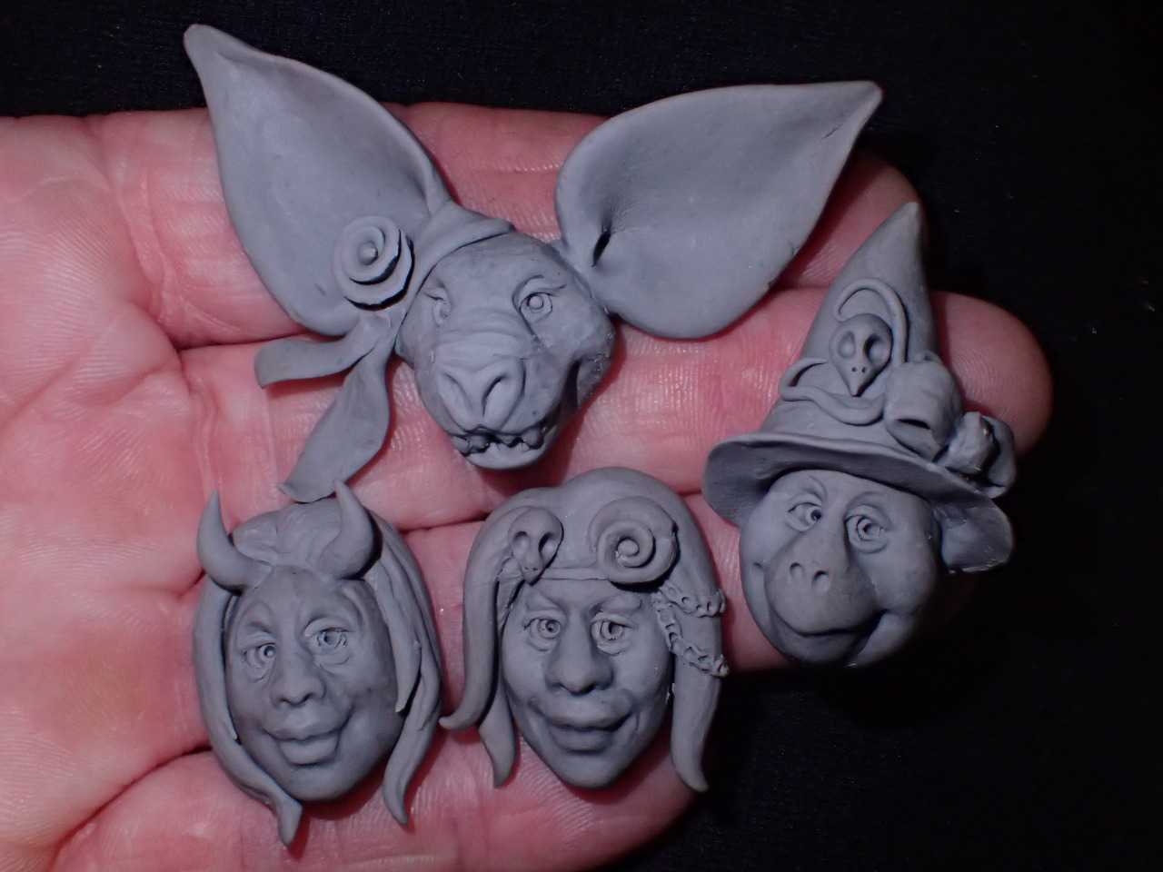 https://ko-fi.com/brokenmusicbox #art #artists on tumblr #sculpture#miniature#miniature sculpture#miniature art#sculpt#sculpting#sculpey#sculpture art#face#fantasy#fantasy art#creature#creature art#horns#hat#Bird skull#skull#Witch’s hat