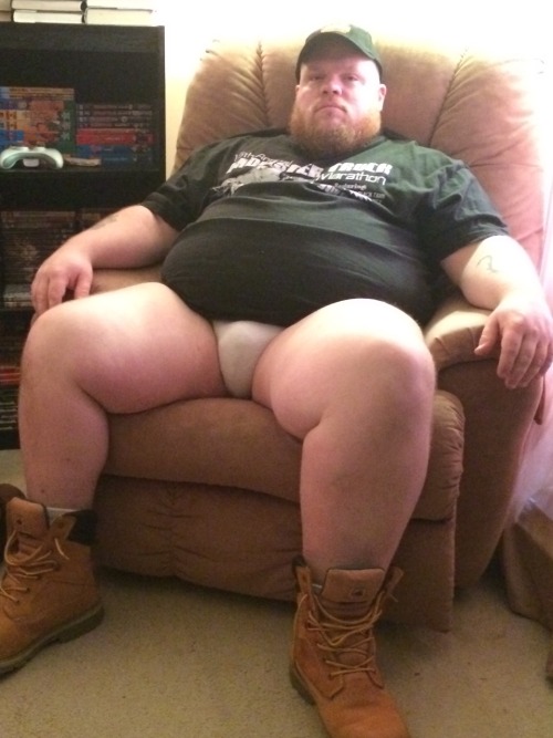 bearhoss: Time to relax….. Anyone wanna join in? Hot pic of me