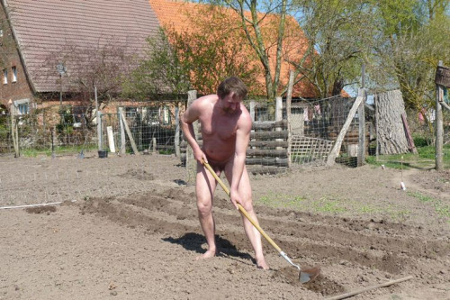 thehomenudist:   2/3Doing leisure activities in the nude is more fun. There is no  argument among naturists about this. But, doing all those chores around  the house and yard will be much more enjoyable, too, when done in the  nude.So, the next time you