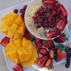 tessbegg:  Going crazy (mango crazy) with all this sweeeet fruit👅 ~ mango smoothie bowl topped w/ berries, peanut butter, chia seeds &amp; puffed quinoa😈😈 #vegan Will be posting tonight on YouTube my ‘hair/body care routine’ get keen peeps!