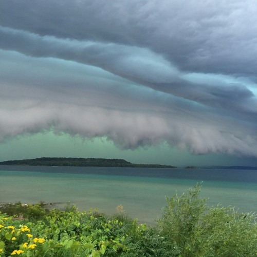 fatespinner: Caught some wicked pictures of the storm that hit my town today. Never seen the sky tur