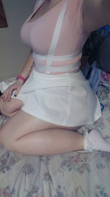 masochist-princesss:Pretty in pink (and white)