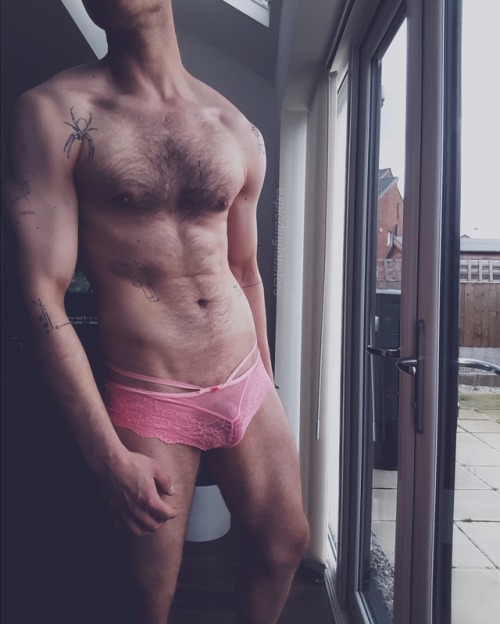 explodinglobsters: pink undies. ehehhee