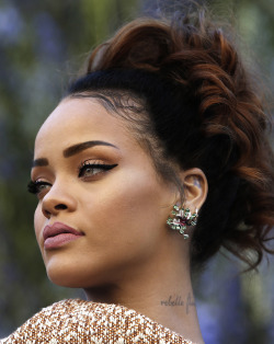 rihqnna:    Rihanna at the Dior Fashion Show