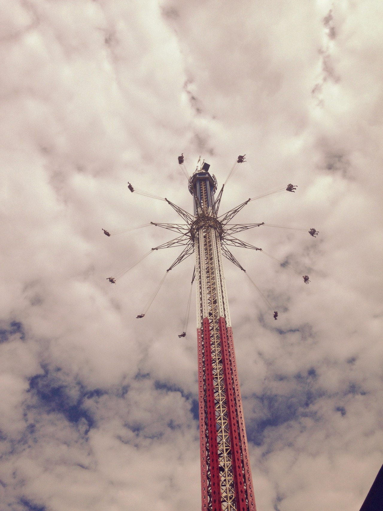 realisinqs:  realisinqs:  So I went on the tallest swings in the world today… 