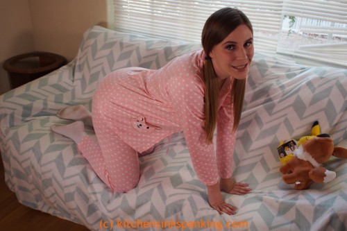 alexinspankingland:  Yes, I’m supposed to be in bed right now. No, I don’t care. 